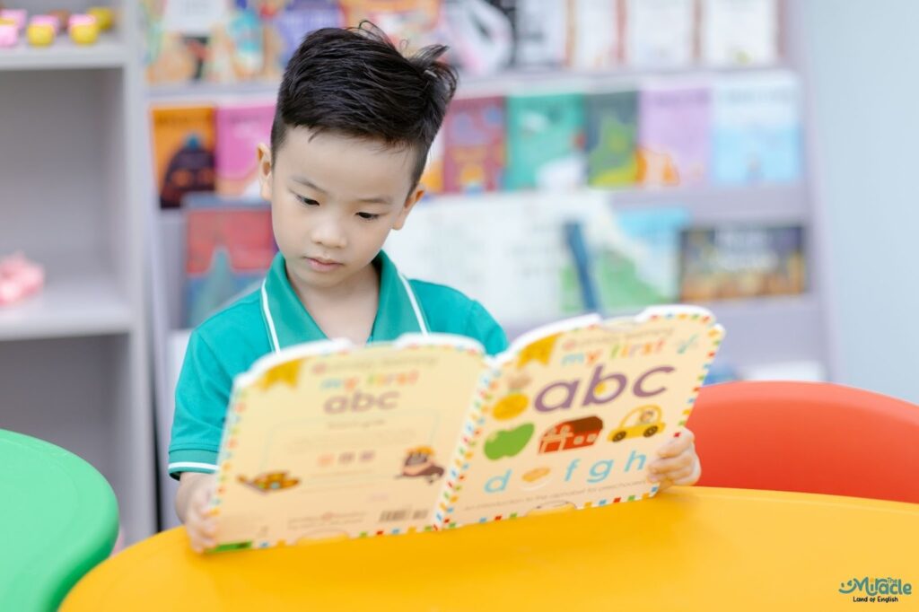 TIẾNG ANH LÀ MÔN BẮT BUỘC TỪ LỚP 1  – BƯỚC ĐỆM QUAN TRỌNG CHO TƯƠNG LAI CỦA CON